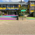 Ein gr&uuml;ner cooler Schulhof an der Europaschule Langerwehe in Deutschland