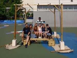 Egurrezko pergola Basauriko (Espainia) gure ikastetxe bazkidean