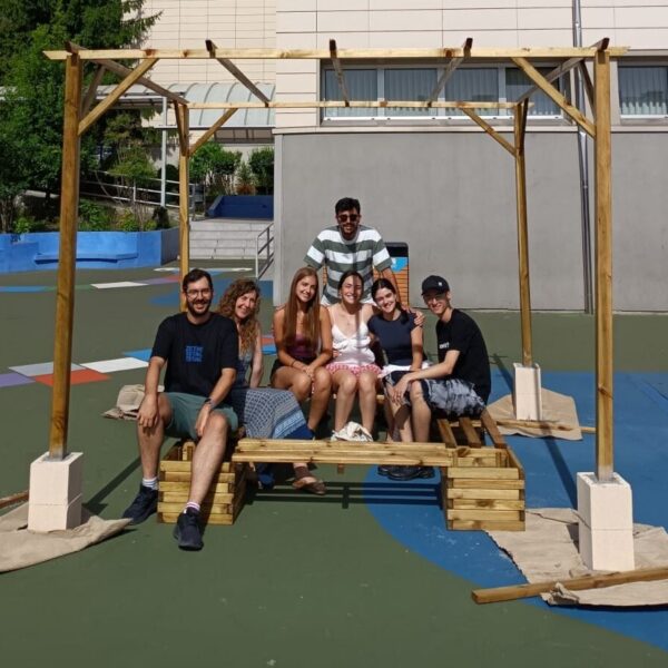 P&eacute;rgola de madera en nuestro centro educativo asociado de Basauri, Espa&ntilde;a